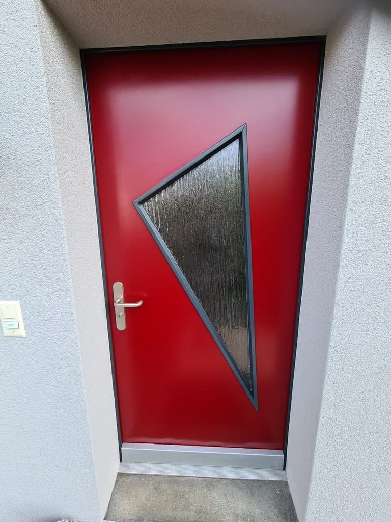 Rote Haustür mit dreieckigem Fensterausschnitt