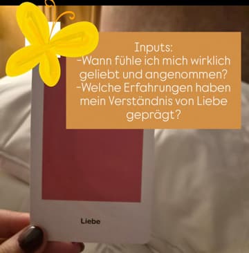 Farbsymbolik-Karte «Liebe» in Rot, daneben die Fragen aus dem Begleitbuch