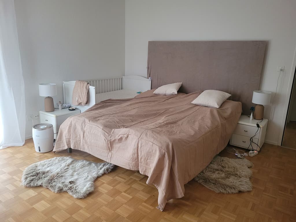 Schlafzimmer in zarten Rosétönen